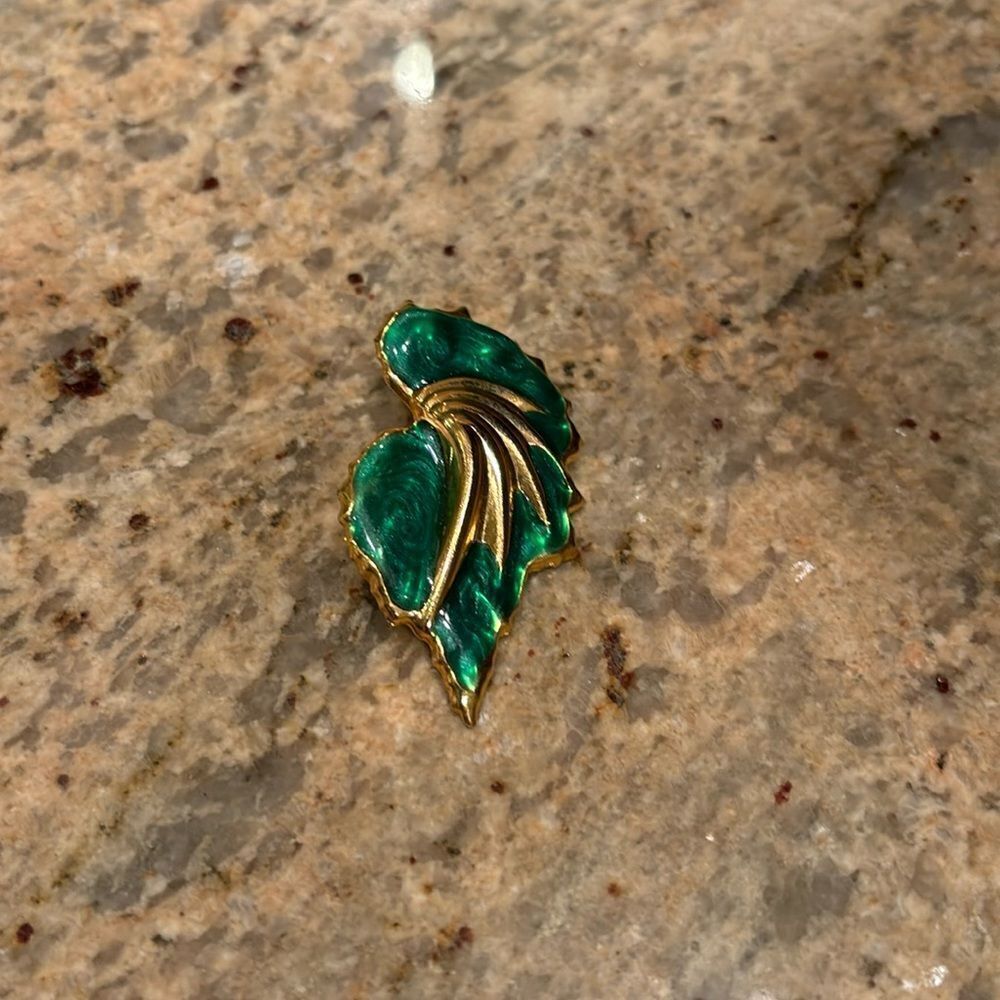 Woman's costume green earring. It's One earring